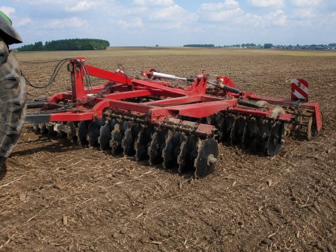 Ciągniki rolnicze JCB — ogłoszenie demo