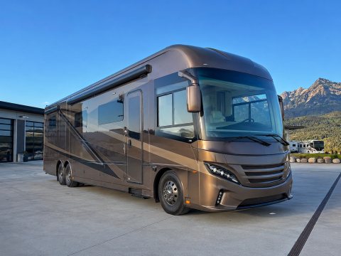 Caravans International Kamper na pickupie — Mercedes-Benz Sprinter — ogłoszenie demo