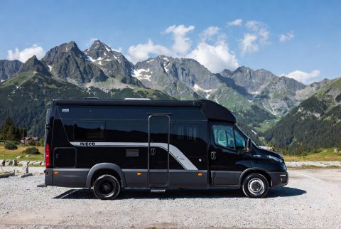 Caravans International Kamper na pickupie — Mercedes-Benz Sprinter — ogłoszenie demo