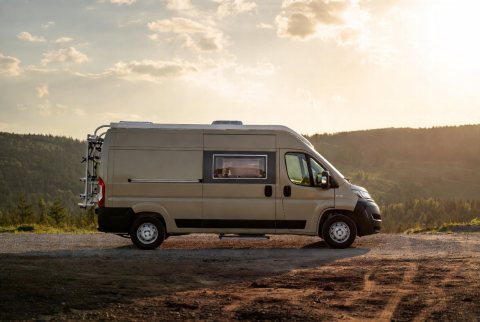Hymer-Eriba Kamper ekspedycyjny / terenowy — Ford Transit — ogłoszenie demo
